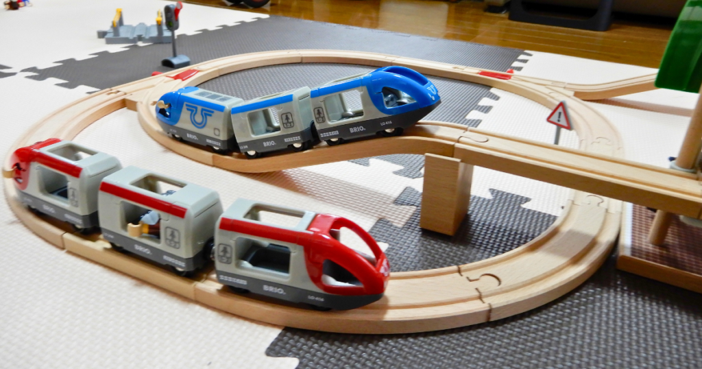 青い電車が電動、赤い電車は手動