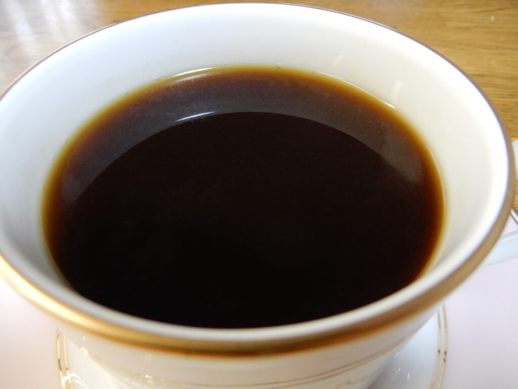 フレンチプレスのコーヒーはコーヒーの油分が浮いています。コーヒーの味をしっかりとしたものとします。