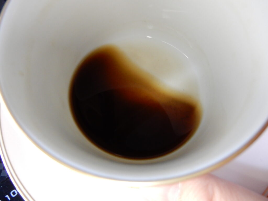 コーヒーの粉がカップに残る様子