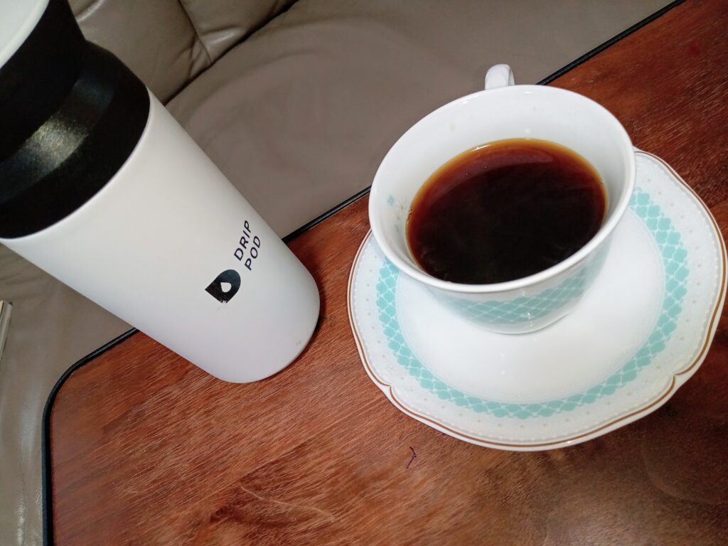 とうさぎ【筆者】のふだんのコーヒー風景はっコーヒーとボトルに入れた白湯です