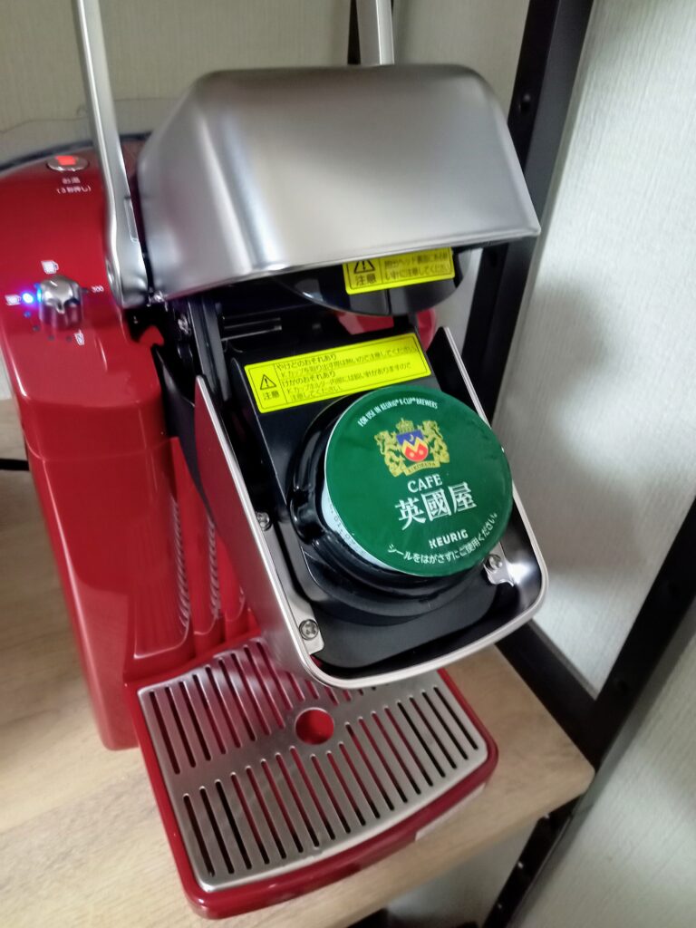キューリグ【カプセルコーヒーマシン】にカプセルをセットしている様子。今回の写真では英國屋というブランドを選択