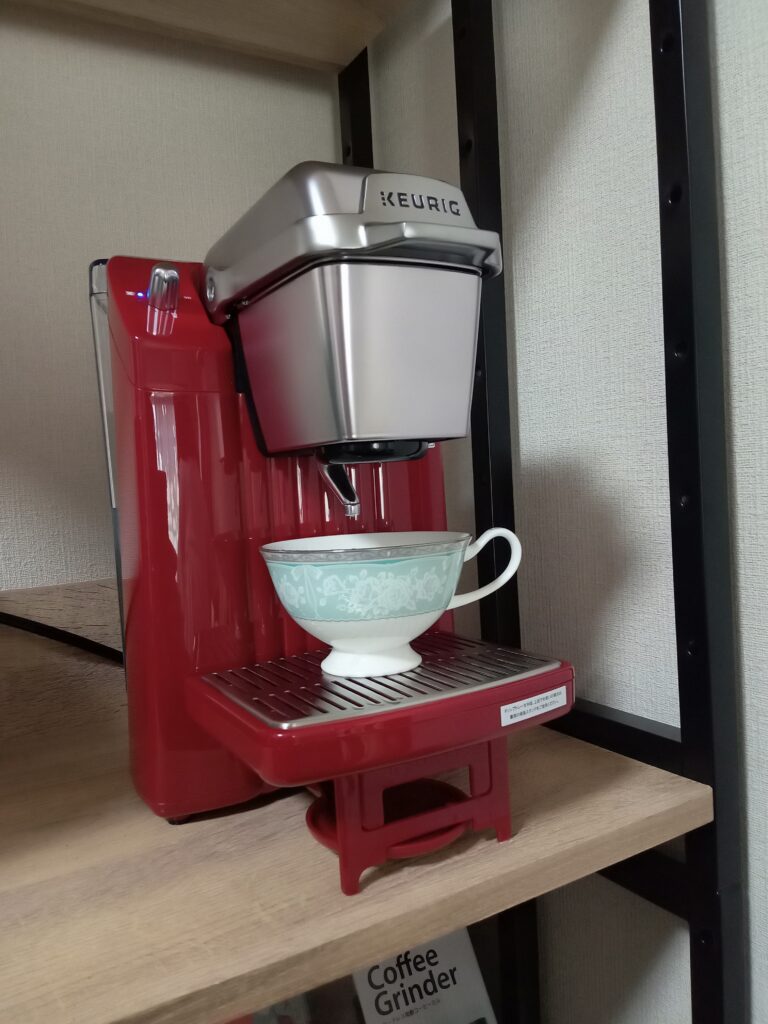 キューリグ【カプセルコーヒーマシン】を使ってカップにコーヒーを注ぐ様子