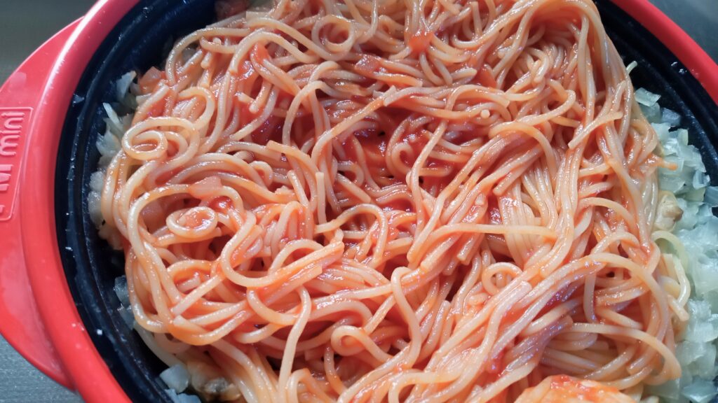 ケチャップであえたパスタの写真